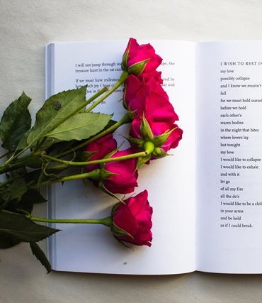 Solidaridad y literatura se entrelazan en Sant Jordi